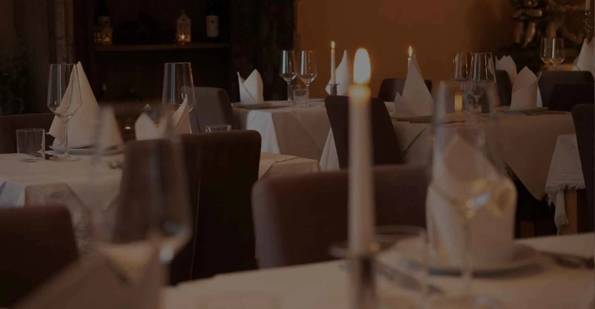 Gastraum am Abend Gedeckte Tische im gedämpften Abendlicht der Osteria